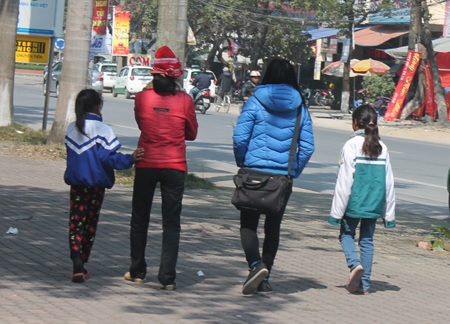 Tận cùng nỗi đau của người đàn bà lấy nhầm “ác quỷ” - 2 Chị T.T.Đ (áo đỏ) và hai đứa con rời tòa án sau phiên xét xử.