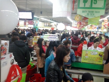 Rồi dài cổ chờ đến lượt thanh toán.