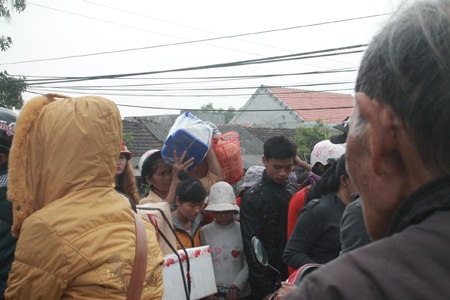 Mua được hàng hóa cũng khá vất vả để len lỏi qua dòng người đi sắm Tết như mắc cửi.