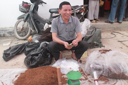 Niềm vui của ông chủ hàng thuốc lào trong phiên chợ cuối năm.