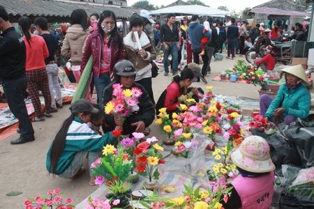 Người dân quê chọn mua hoa nhựa thay vì hoa tươi cho kinh tế.