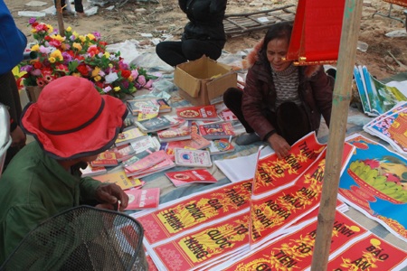 Bán câu đối Tết - món hàng hiếm ở chợ quê.