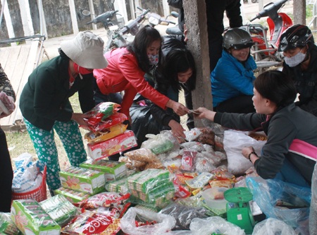 Người dân quê chọn mua bánh kẹo chủ yếu vì giá cả, ít quan tâm đến xuất xứ hàng hóa.