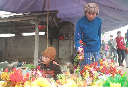 Cụ ông mua cành vàng cung Tết.