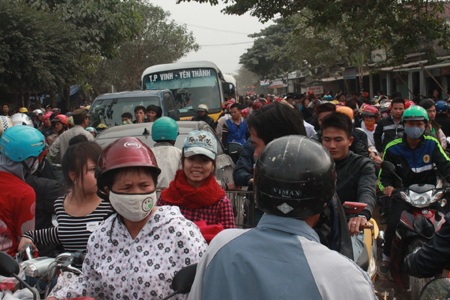 Quốc lộ 7 đoạn qua chợ Dinh tắc nghẽn vì lượng người đổ về phiên cuối năm quá lớn.