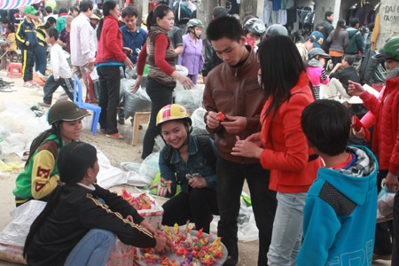 Những con tò he hu hút sự chú ý của nhiều bạn trẻ.