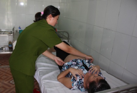 Tết của những đứa trẻ sinh ra trong trại giam - 3 Cán bộ y tế thăm khám cho một sản phụ là phạm nhân chuẩn bị sinh con.