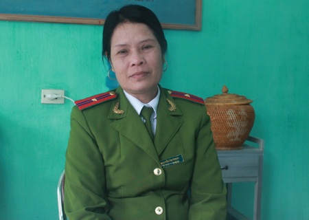 Tết của những đứa trẻ sinh ra trong trại giam - 2 Cán bộ Trạm xã Trại tạm giam Công an tỉnh Nghệ An kiểm tra sức khỏe cho cháu bé được sinh ra ở tù.
