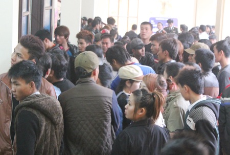 Khách hàng ít, công sở vắng hoe ngày đầu năm mới