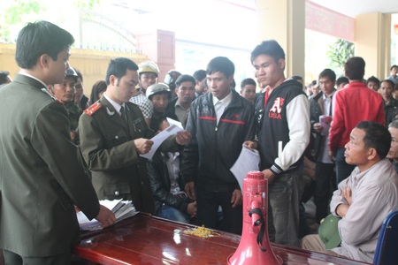 Khách hàng ít, công sở vắng hoe ngày đầu năm mới