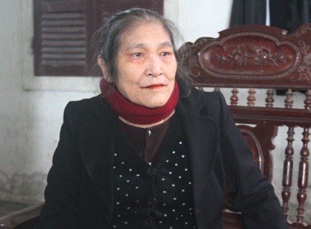 Bà Nguyễn Thị Nhị bên di ảnh của liệt sỹ Lê Bá Giang