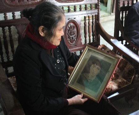 Bà Nguyễn Thị Nhị bên di ảnh của liệt sỹ Lê Bá Giang