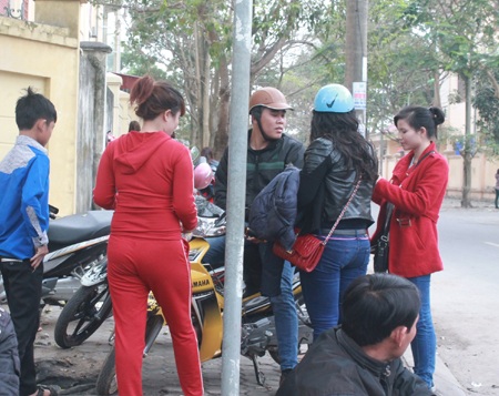 "Cò" dịch vụ làm hộ chiếu hốt bạc ngày đầu năm - 2 Cò đang tiếp thị khách làm tờ khai hộ chiếu.