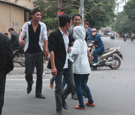 "Cò" dịch vụ làm hộ chiếu hốt bạc ngày đầu năm - 3 ... hoặc nắm tay khách kéo đi.