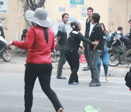 "Cò" dịch vụ làm hộ chiếu hốt bạc ngày đầu năm - 4 Mỗi khách được 1-2 cò chăm sóc nhiệt tình.