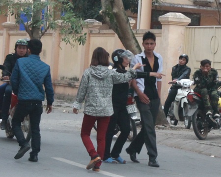 "Cò" dịch vụ làm hộ chiếu hốt bạc ngày đầu năm - 5 Mỗi khách được 1-2 cò chăm sóc nhiệt tình.