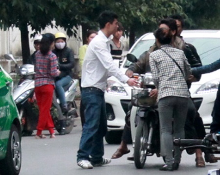 "Cò" dịch vụ làm hộ chiếu hốt bạc ngày đầu năm - 6 Thậm chí nhảy cả xuống lòng đường chặn trước đầu xe để chèo kéo.