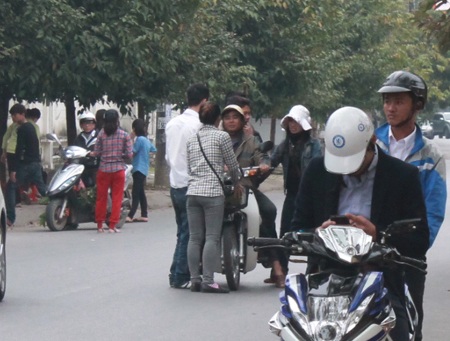 "Cò" dịch vụ làm hộ chiếu hốt bạc ngày đầu năm - 9 Thậm chí nhảy cả xuống lòng đường chặn trước đầu xe để chèo kéo.