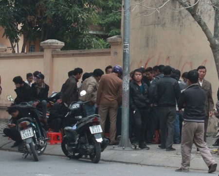 "Cò" dịch vụ làm hộ chiếu hốt bạc ngày đầu năm - 10 Thậm chí nhảy cả xuống lòng đường chặn trước đầu xe để chèo kéo.