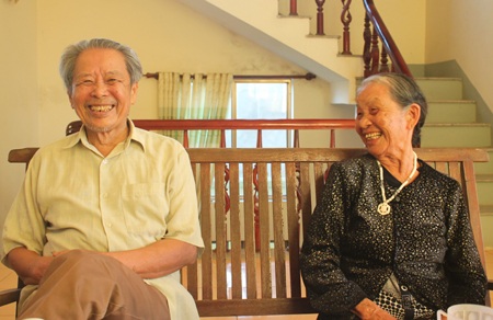 Mối tình 60 năm như thể mới được nhen lên từ hôm qua bởi những lời bông đùa của bà Ảnh.