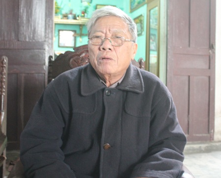 Bà Nguyễn Thị Nhị bên di ảnh của liệt sỹ Lê Bá Giang