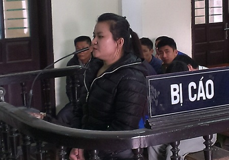 "Nợ" 33 năm tù vẫn buôn ma túy - 1 Nguyễn Thị Thảo trước vành móng ngựa.