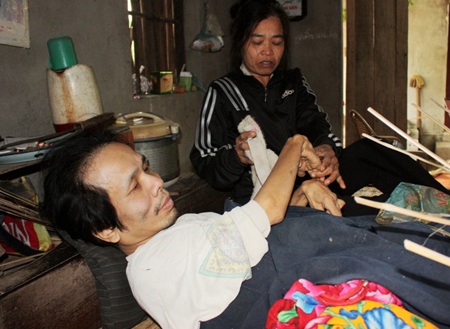 Câu chuyện tình yêu của người đàn ông 30 năm nằm đan thúng - 3 Và rồi hạnh phúc cũng đã mỉm cười với anh khi có người vợ bầu bạn và những đứa con ngoan ngoãn.