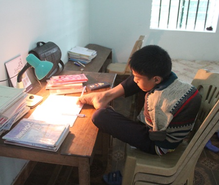 Không có đôi tay, bằng ý chí và nghị lực của mình, Nhẫn đã điều khiển đôi chân để làm mọi việc.