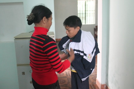 Chị Vinh - mẹ Nhẫn chuẩn bị cho con tới trường.