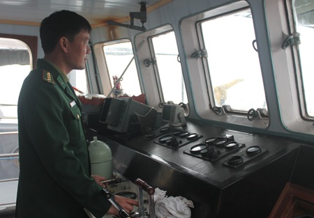 Đại úy Trần Công Dần điều khiển tàu cứu nạn, hỗ trợ ngư dân khi gặp sự cố trên biển.