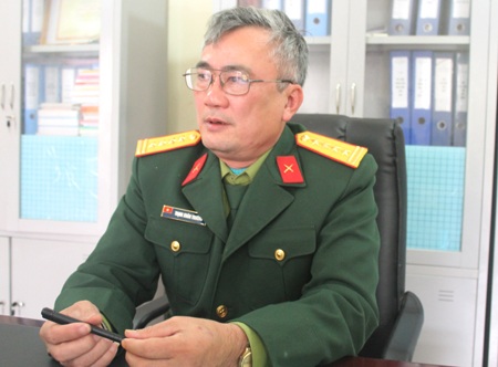 Giây phút lắng lòng khi nghĩ về những đồng đội đã hy sinh trong cuộc chiến giữ đảo.