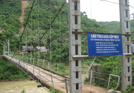 Cầu treo “lỏng lẻo” vì thiếu kinh phí! - 1 Quản lý, bảo vệ cầu treo, khó vì thiếu kinh phí