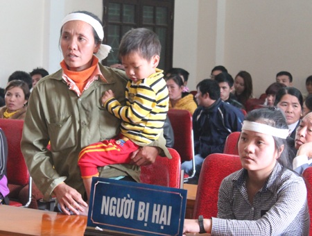 Nhát dao oan nghiệt và ngã rẽ cuộc đời của 6 đứa trẻ - 2 Chị Nguyễn Thị Nhung - vợ nạn nhân Trần Văn Thủy cùng các con tới tham dự phiên tòa.