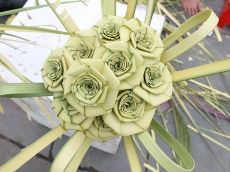 Hoa hồng được làm bằng lá dừa nước.