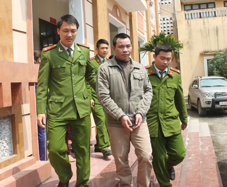 Nhát dao oan nghiệt và ngã rẽ cuộc đời của 6 đứa trẻ - 3 Lê Văn Ngọ được dẫn giải ra khỏi phiên tòa.