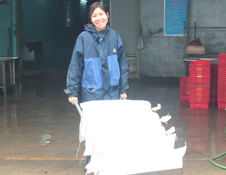 Những người phụ nữ “không màng” ngày 8/3 - 7 Vận chuyển cá vào kho lạnh là công việc đòi hỏi phải có sức khỏe tốt và khả năng chịu được lạnh cao