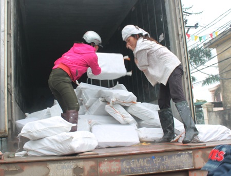 Những người phụ nữ “không màng” ngày 8/3 - 3 Môti ngày làm việc cật lực, nếu may mắn họ có thể kiếm được 100 nghìn đồng