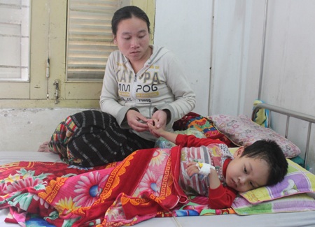 Nghị lực phi thường của bé 5 tuổi bị u bạch huyết trực tràng - 1 Bé Lô Minh Đức được phát hiện bị u bạch huyết trực tràng và đã trải qua 4 lẫn phẫu thuật.