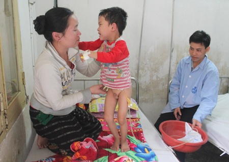 Nghị lực phi thường của bé 5 tuổi bị u bạch huyết trực tràng - 3 Mỗi bước đi khiến em đau đớn đến vã mồ hôi nhưng vẫn cố gắng để không bật ra tiếng khóc.