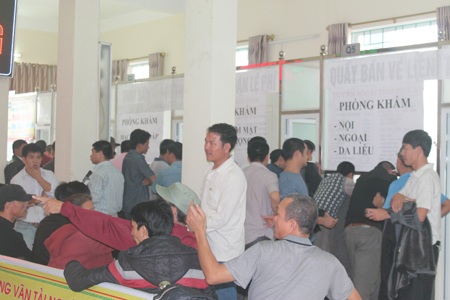 Phát hiện 10 lái xe dương tính với ma túy - 1 Các lái xe tham gia kiểm tra sức khỏe tại Bến xe Vinh ngày 20/3.