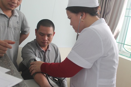 Kiên quyết loại tài xế không đủ tiêu chuẩn sức khỏe - 2 Lái xe được kiểm tra huyết áp.