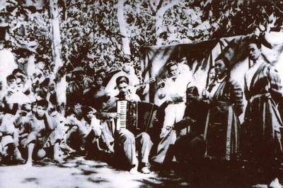 Hát trên chiến hào còn vương mùi bom đạn - 3 Văn công biểu diễn văn nghệ cho bộ đội tại Điện Biên (Ảnh tư liệu).