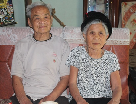 Những bước chân vạn dặm tiến về “lòng chảo” Điện Biên - 4 Ông Hợi và vợ - người đã đi cùng ông suốt chặng đường đời.