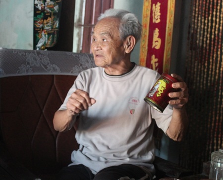 Những bước chân vạn dặm tiến về “lòng chảo” Điện Biên - 3 Ông Trần Nhật Hợi đang diễn tả lại cách chế tạo phanh cho những chiếc xe đạp dùng để thồ hàng.