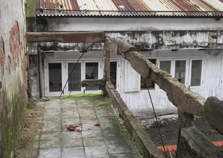 Trường xuống cấp, thầy trò dạy học trong lo âu - 3 Lan can tầng 3 khu nhà thí nghiệm thực hành chỉ còn trơ lại mấy thanh sắt.