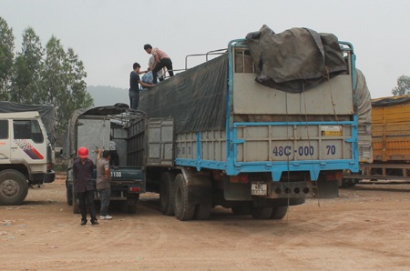 "Tóm" xe vượt tải trọng 3 lần trong ngày đầu ra quân triệt xe quá tải - 4 Các chủ phương tiện phải hạ tải để đưa xe ra lưu thông.