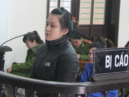 Mẹ đưa cả 3 con đi buôn ma túy - 3 Đặng Thị Hải Hương và con gái Nguyễn Thị Hồng Ngọc