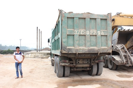 "Tóm" xe vượt tải trọng 3 lần trong ngày đầu ra quân triệt xe quá tải - 3 Thậm chí có những xe vượt đến hơn 300% tải trọng cho phép.