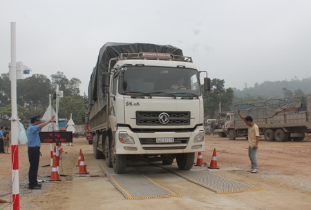 "Tóm" xe vượt tải trọng 3 lần trong ngày đầu ra quân triệt xe quá tải - 1 Cán bộ Sở GTVT Nghệ An cân xe tại trạm cân di động