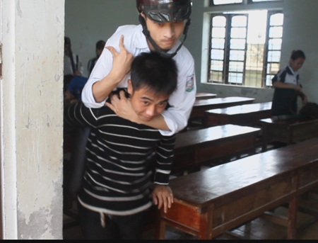 Đúng giờ tan lớp, Phan Văn Hưng lại có mặt để cõng Tân ra xe.